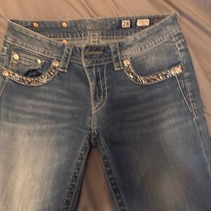 Miss Me light wash denim gorgeous pocket detailing.  Size 28 cropped